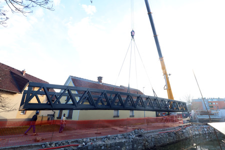 POSTAVITEV BRVI ČEZ CERKNIŠČICO 04 FOTO LJUBO VUKELIČ